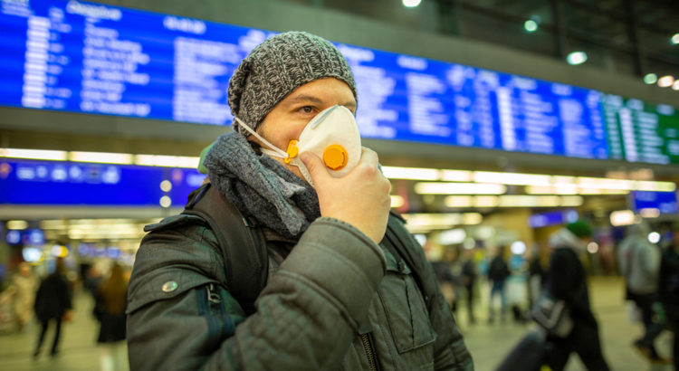 Flughafen Passagier Schutzmaske Foto iStock Team DAF.jpg